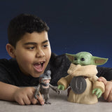 Star Wars: The Mandalorian & Grogu Figura Electrónica Grogu Abrazador & Anzellano 17 cm
