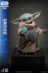 Star Wars: The Mandalorian & Grogu Figura a escala real Grogu 38 cm