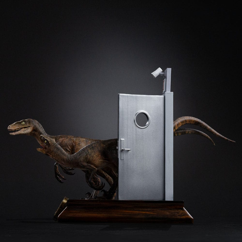 Jurassic Park Estatua 1/10 Art Scale Raptors at the Kitchen's Door 28 cm