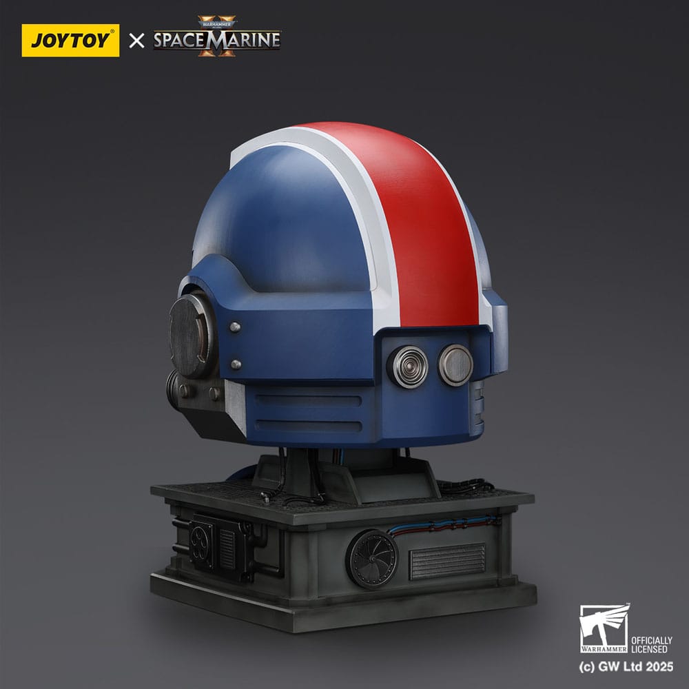 Warhammer 40,000: Space Marine 2 Réplica Ultramarines Lieutenant Titus casco con expositor 44 cm 