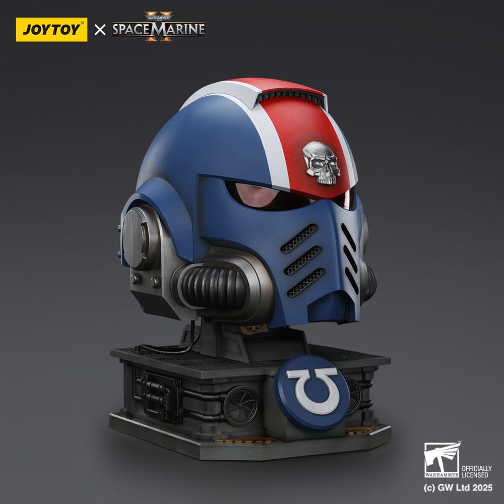 Warhammer 40,000: Space Marine 2 Réplica Ultramarines Lieutenant Titus casco con expositor 44 cm 